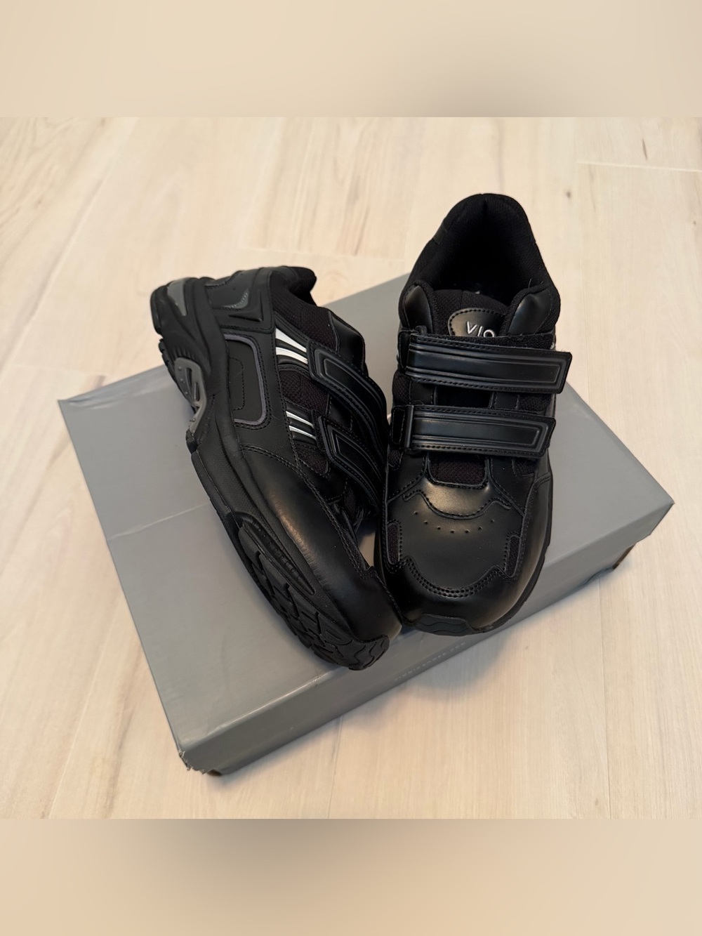 Vionic Black Men's Velcro Athletic Sneakers Size 10.5
